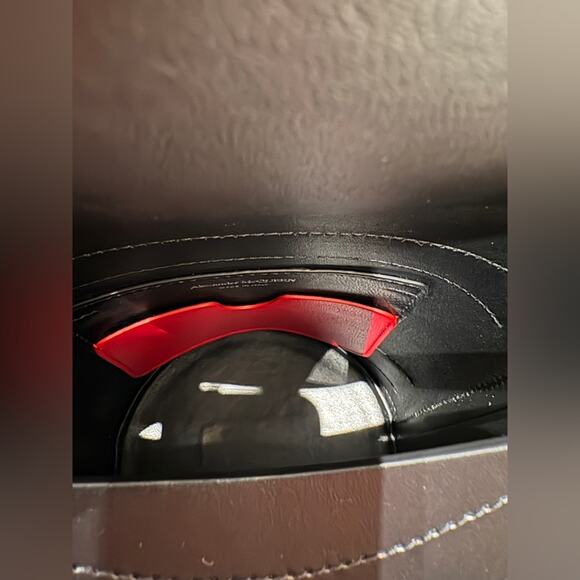 Alexander McQueen The Curve bucket bag small black - Picture 6 of 8